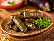 Рецепта Турски сарми с пресни лозови листа, телешка кайма и ориз варени в тенджера